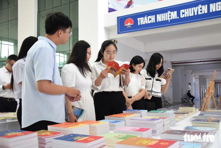 Học viện Cán bộ TP.HCM tổ chức Tuần lễ sách mừng Ngày Nhà giáo Việt Nam - Ảnh 4.