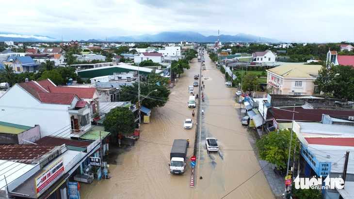 Quốc lộ 1 qua Khánh Hòa ngập sâu kéo dài gần 5km, xe cộ nhích từng chút một - Ảnh 1.