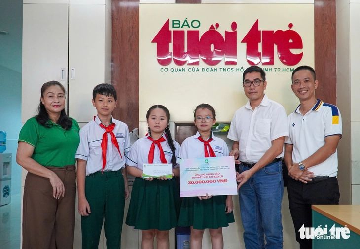 Cô trò gây quỹ nhờ báo Tuổi Trẻ gửi đồng bào vùng lũ - Ảnh 1.