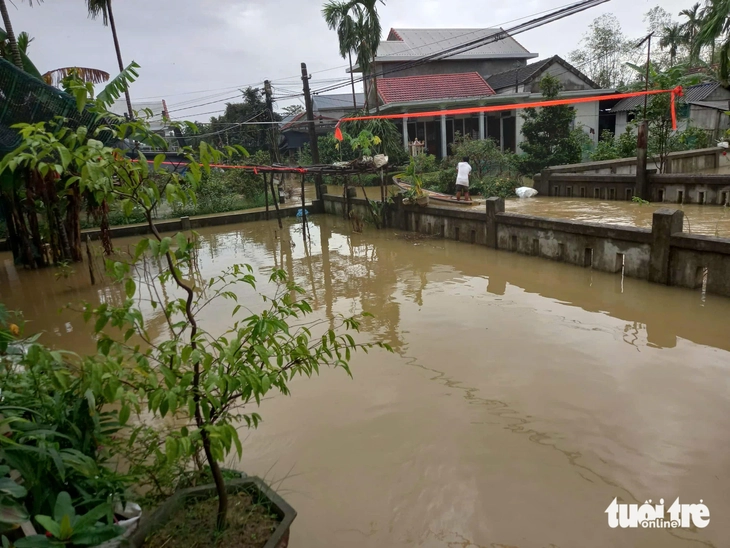 Huế có nơi ngập lụt đến 5m, di dời hơn 500 người dân đến nơi an toàn - Ảnh 8.