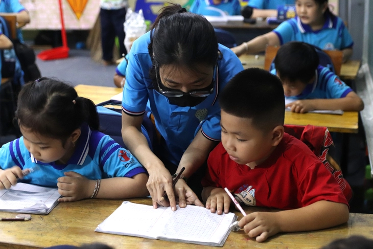 Người thầy 'sống bằng tương lai' - Ảnh 2. thầy giáo - Ảnh 2.