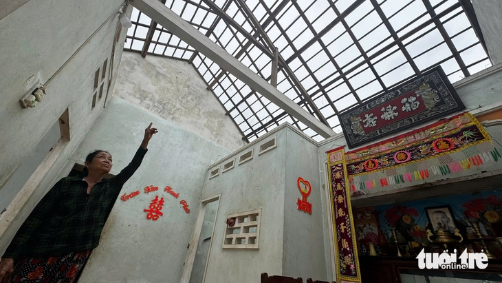 Chạy đua dựng lại mái nhà cho dân vùng lốc xoáy, trước khi mưa trút mạnh - Ảnh 4.