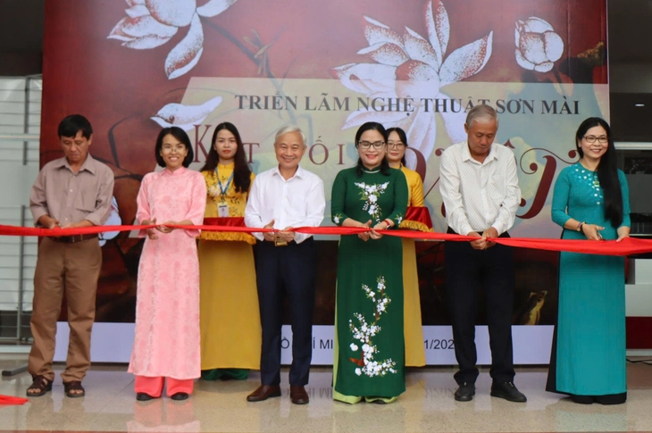 Đến Đại học Quốc gia TP.HCM, xem triển lãm sơn mài Tương Bình Hiệp - Ảnh 1.