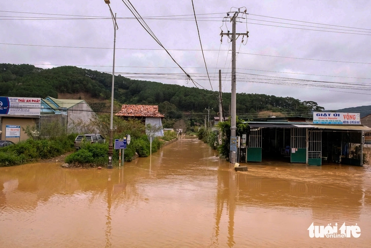 Mưa kéo dài, quốc lộ 20 dẫn vào Đà Lạt ngập- Ảnh 2. Đà Lạt - Ảnh 2.