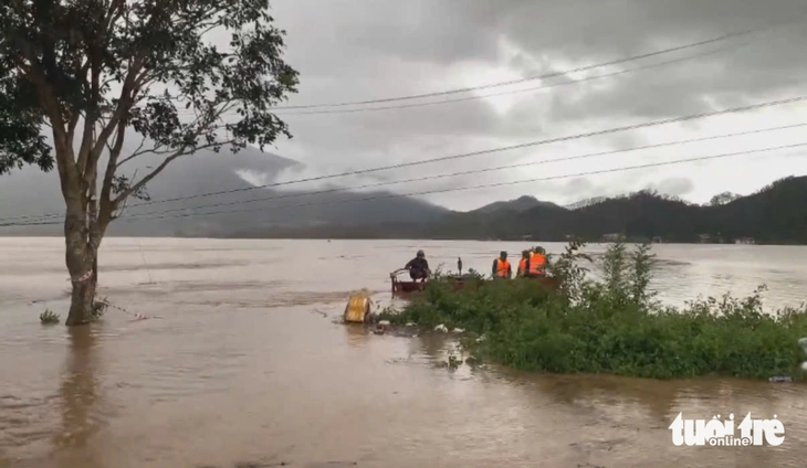 Thuyền máy hỏng giữa dòng, chủ tịch xã chèo thuyền chở đoàn công tác vào bờ - Ảnh 4.