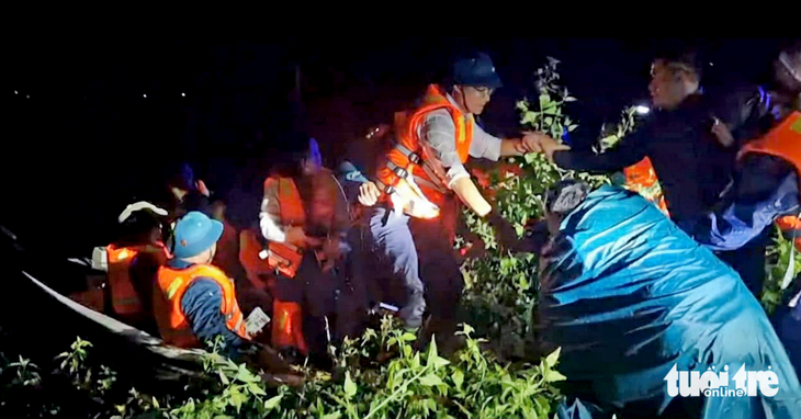 Thuyền máy hỏng giữa dòng, chủ tịch xã chèo thuyền chở đoàn công tác vào bờ - Ảnh 1.