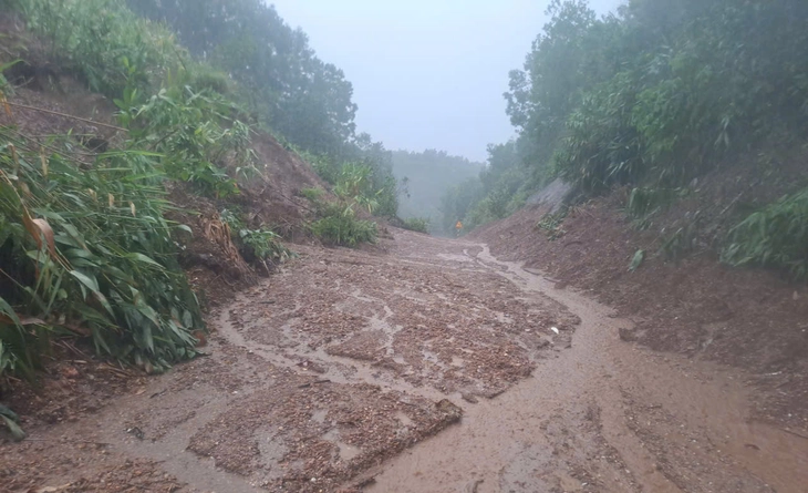 Đường Hồ Chí Minh qua Đà Nẵng tiếp tục bị phong tỏa do sạt lở - Ảnh 2.