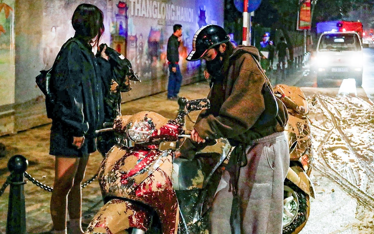 Vụ bùn nhão tràn trên phố làm nhiều người ngã: Tài xế khai trời tối nên không phát hiện bùn rơi - Ảnh 3.