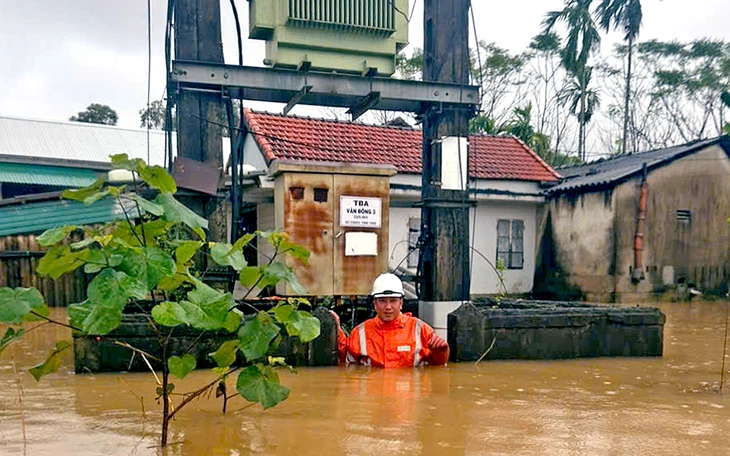 100% người dân vùng lụt ở Huế đã có điện, vẫn còn hơn 200 ngàn khách hàng nhiều tỉnh bị cúp điện - Ảnh 3.