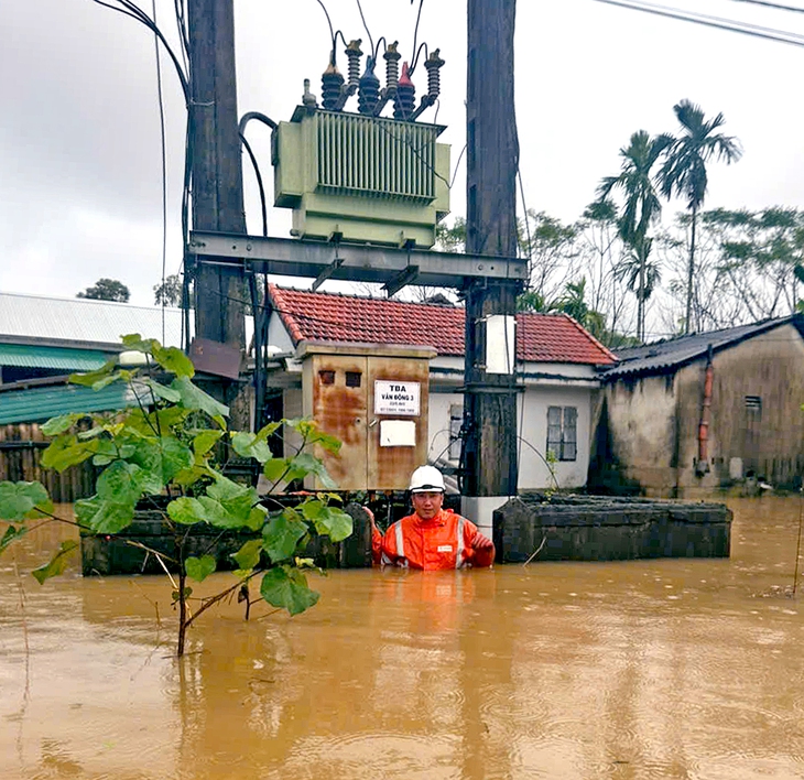 Ngành điện buộc phải cắt điện 31.000 khách hàng để ứng phó đợt ngập lụt mới ở miền Trung - Ảnh 1.