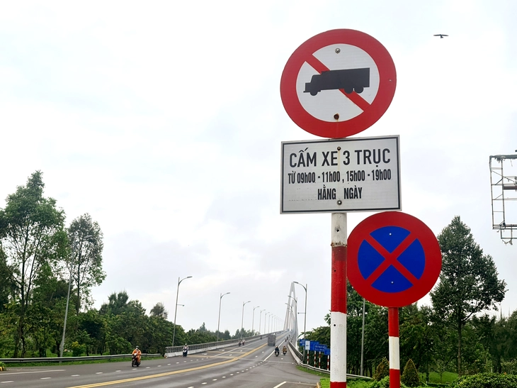 Vẫn giữ biển cấm xe 3 trục trên cầu Rạch Miễu dù Rạch Miễu 2 đã thông xe - Ảnh 1.