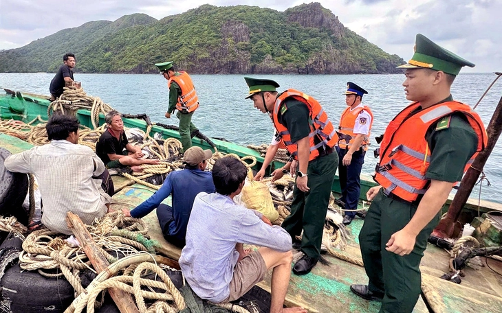 Tàu cá chìm khi vào bờ tránh bão số 15, 3 ngư dân mất tích - Ảnh 2.