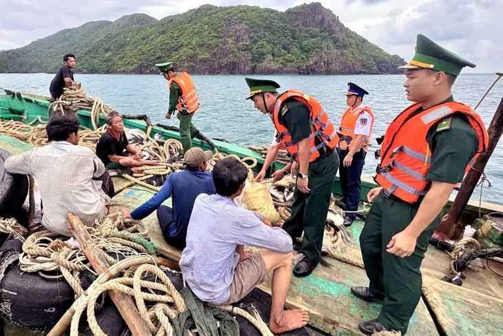 Chìm tàu cá ở vùng biển Côn Đảo, 5 ngư dân được cứu kịp thời - Ảnh 1.