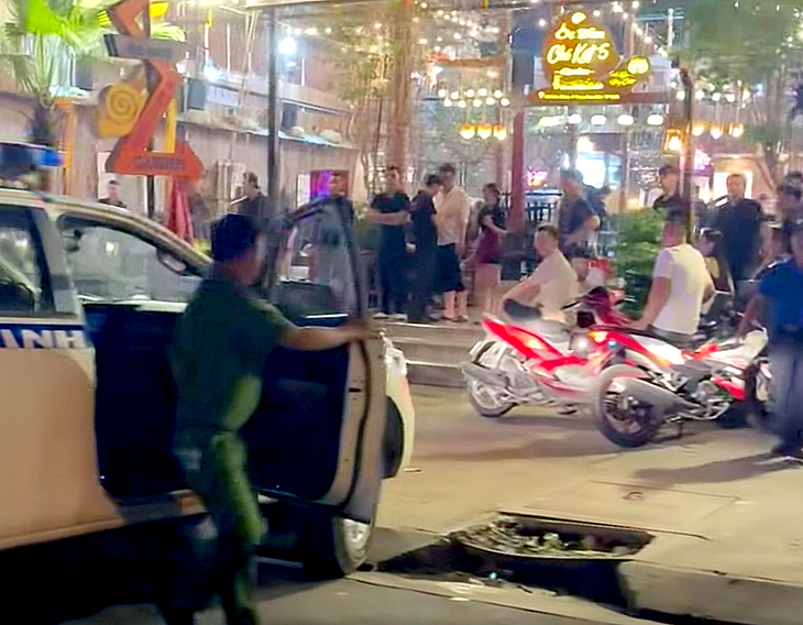 Qua bàn bên xin đá uống bia nhưng bị từ chối, hai nhóm lao vào ẩu đả ở quán nhậu - Ảnh 1.