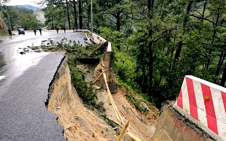 Mưa kéo dài, quốc lộ 20 dẫn vào Đà Lạt ngập- Ảnh 3.
