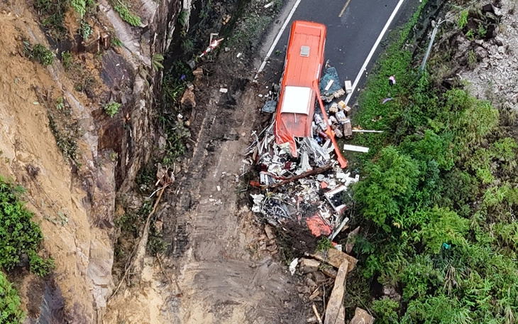 Cứu hộ 118 người dân mắc kẹt trên đỉnh Hòn Bà do sạt lở - Ảnh 2.