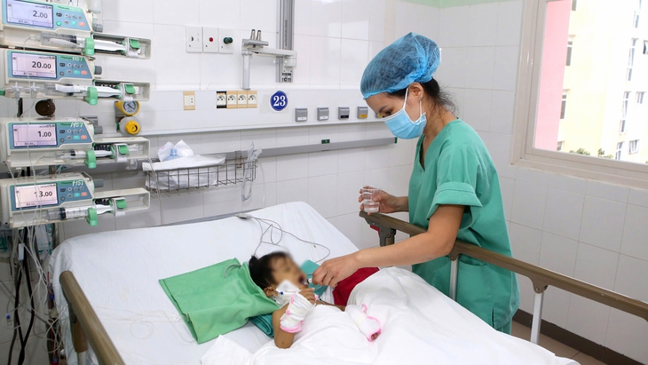 Bệnh viện Trung ương Huế ghép gan cứu sống bệnh nhi 2 tuổi bị teo gan bẩm sinh - Ảnh 2.