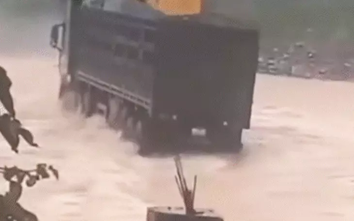 100 người tìm kiếm tài xế vượt rào chắn bị lũ cuốn, nước rút lộ xe container - Ảnh 2.