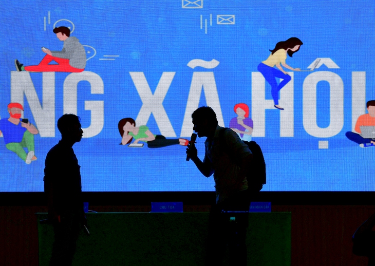 Học sinh cấp 3 thêm kiến thức từ phiên tòa giả định về bạo lực học đường trên mạng - Ảnh 1.