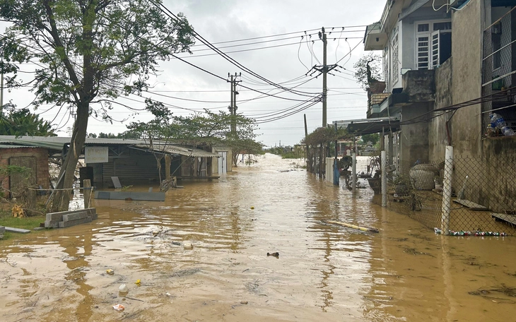 Tìm thấy thi thể nạn nhân bị lũ cuốn khi đi làm keo, xe đặc chủng vận chuyển bệnh nhân vùng cô lập - Ảnh 2.