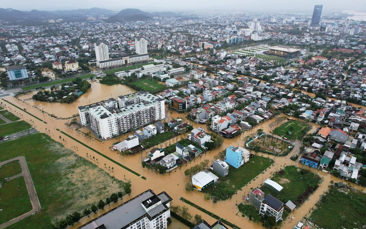 Công an khuyến cáo người dân Huế không đưa xe cộ lên cầu tránh lũ - Ảnh 5.
