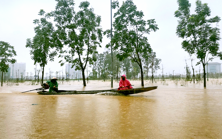 Huế mưa lớn nhất nước, chính quyền cho học sinh nghỉ học và bật còi hú cảnh báo ngập lụt  - Ảnh 5.