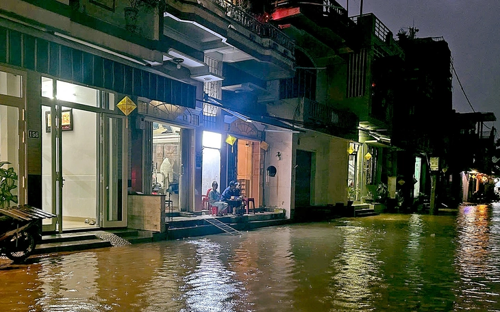 Huế có nơi ngập lụt đến 5m, di dời hơn 500 người dân đến nơi an toàn - Ảnh 10.