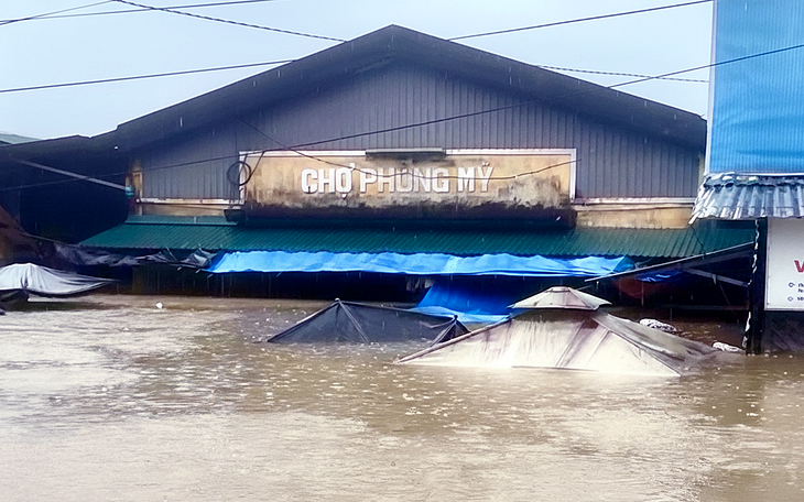 Toàn cảnh trận lũ thứ 4 ập đến TP Huế trong vòng chưa đầy 1 tháng - Ảnh 1.