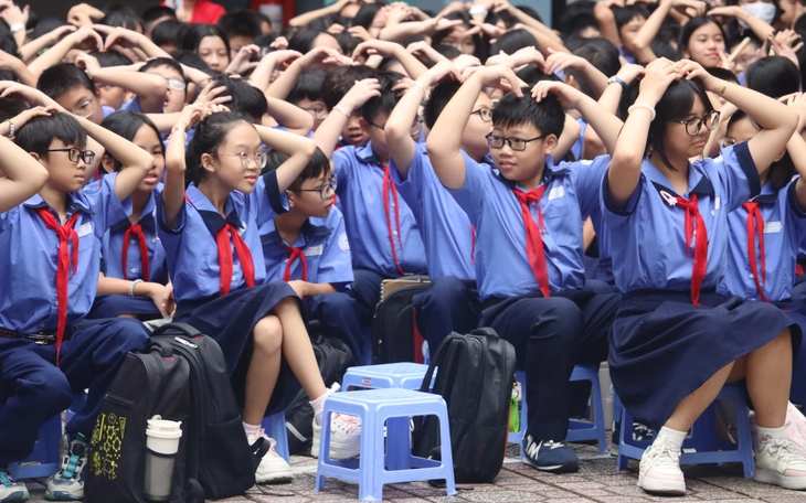 Nhớ bụi phấn trên mái tóc thầy cô - Kỳ 1: Thầy dạy văn như toán và thầy dạy toán như văn - Ảnh 3.