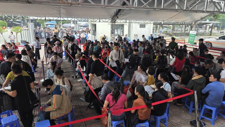 Người xếp hàng xuyên đêm mua nhà ở xã hội: Niềm hy vọng an cư của nhiều người - Ảnh 3.