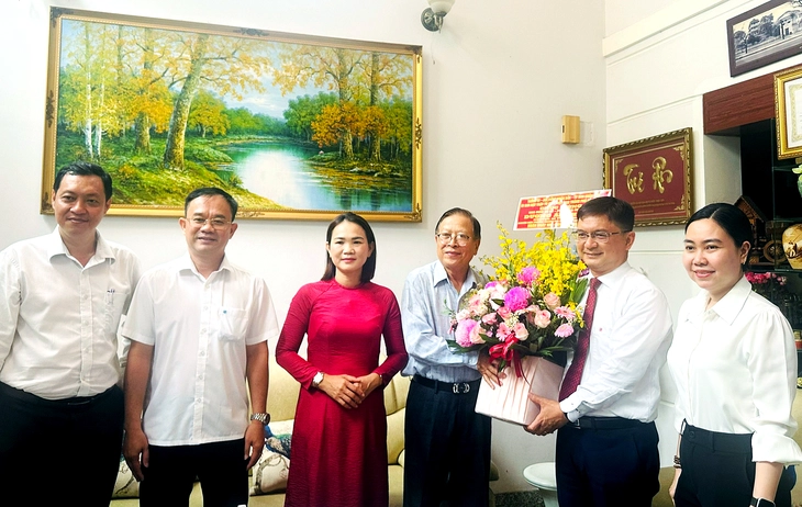 Lãnh đạo TP.HCM thăm thầy Dương Ái Phương, tri ân cố GS Trần Văn Giàu - Ảnh 1.