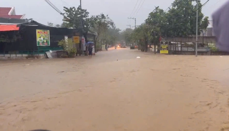 Khánh Hòa cảnh báo lũ khẩn cấp, địa phương tổ chức sơ tán dân vùng xung yếu- Ảnh 3. Khánh Hòa - Ảnh 3.