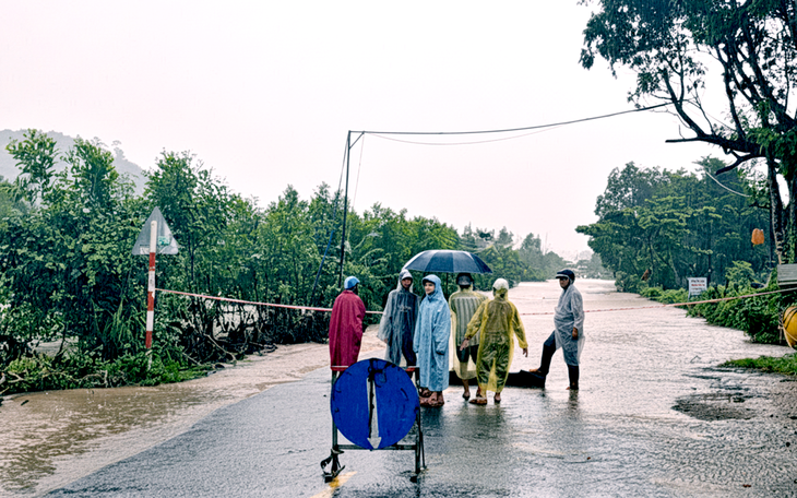 Sạt lở cả đồi ở Đắk Lắk vùi lấp nhà dân, hàng trăm hộ bị ngập - Ảnh 7.