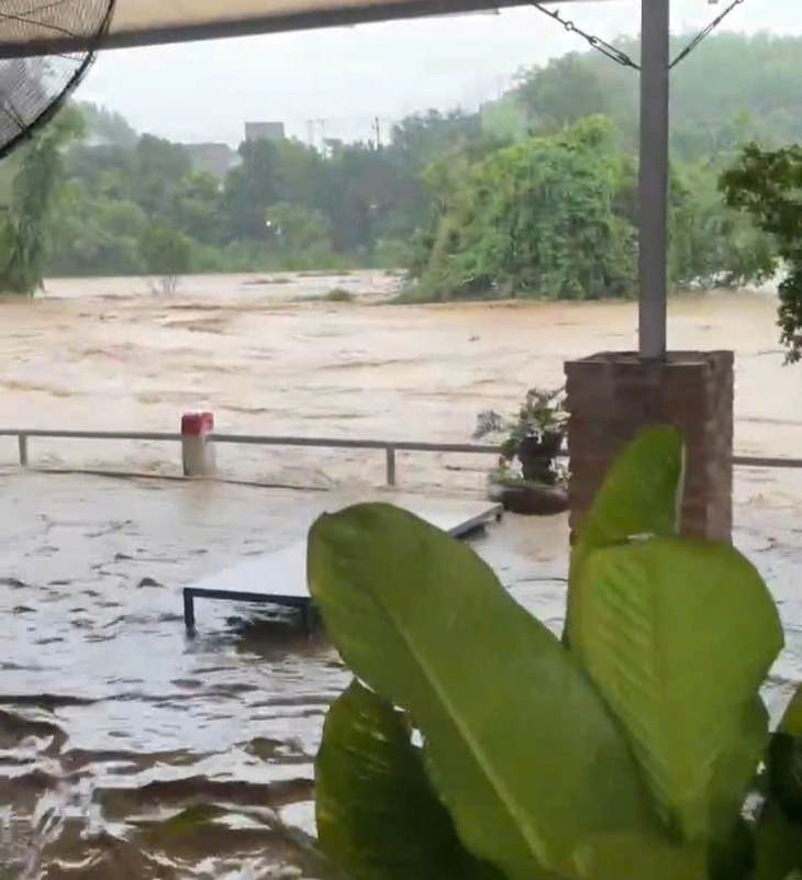 Khánh Hòa cảnh báo lũ khẩn cấp, địa phương tổ chức sơ tán dân vùng xung yếu- Ảnh 2. Khánh Hòa - Ảnh 2.