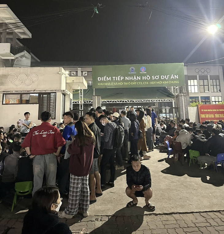 Hà Nội: Người dân thức xuyên đêm chờ nộp hồ sơ mua nhà ở xã hội tại dự án CT3 Kim Chung - Ảnh 2.