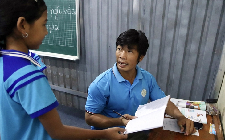 Nhớ bụi phấn trên mái tóc thầy cô - Kỳ 2: Bài học tiếng Việt của giáo sư hóa - Ảnh 4.