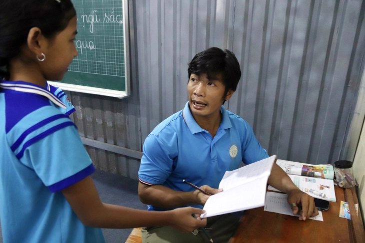 Người thầy 'sống bằng tương lai' - Ảnh 1. thầy giáo - Ảnh 1.