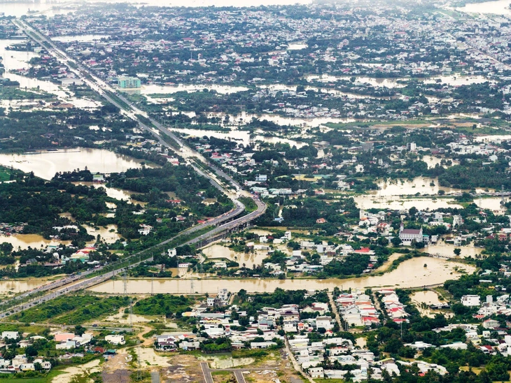 Nhiều hồ chứa ở Khánh Hòa đồng loạt xả lũ, 2 sông lớn lũ đạt đỉnh, trên dưới báo động 3- Ảnh 1. Nhiều hồ chứa ở Khánh Hòa đồng loạt xả lũ, 2 sông lớn lũ đạt đỉnh, trên dưới báo động 3- Ảnh 1.