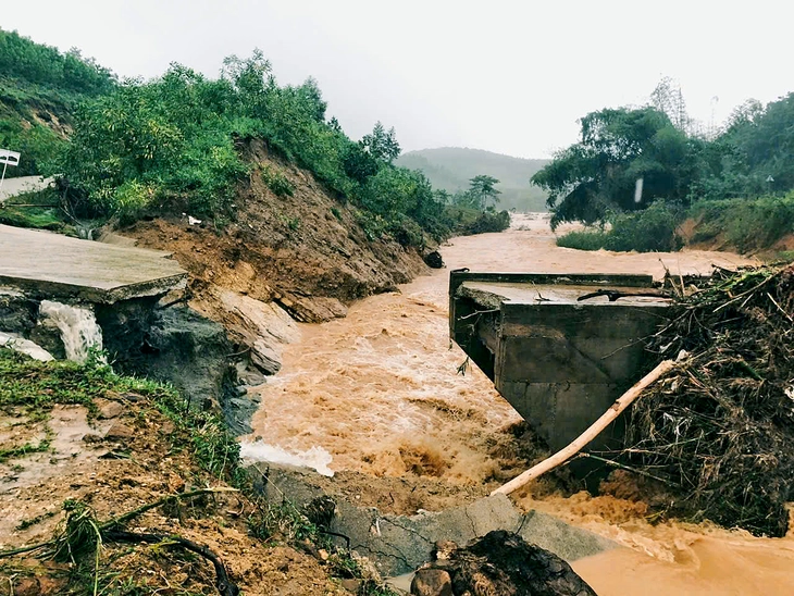 Lũ cuồn cuộn gây sập cầu ở Quảng Ngãi, cô lập hơn 1.200 người dân - Ảnh 1.