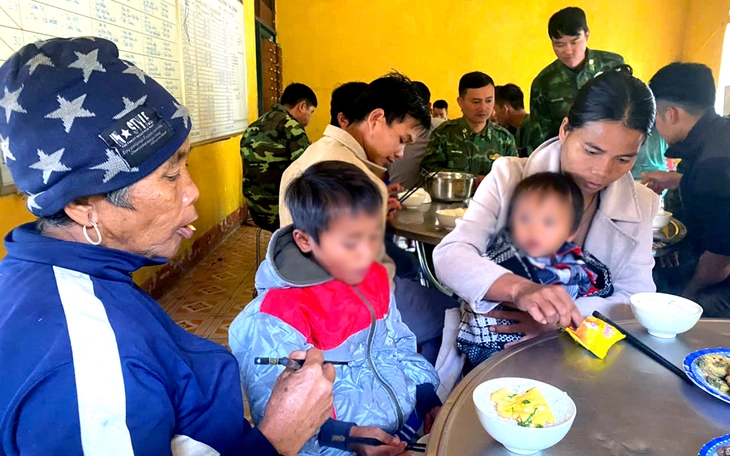 Phát hiện chi chít vết nứt trên núi Ngang, 59 hộ dân được cấp tốc di dời - Ảnh 4.