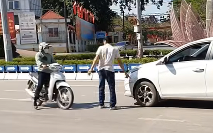 Phạt tài xế xe khách 19 triệu đồng vì đi ngược chiều bị người dân quay clip - Ảnh 2.