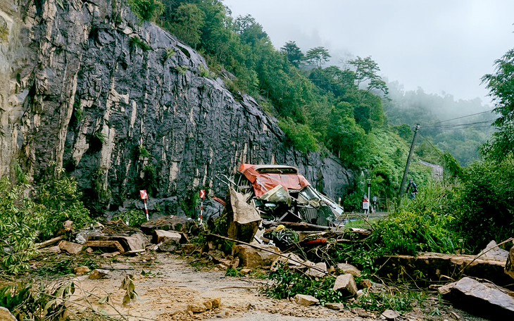 Đất đá đèo Khánh Lê đổ trúng xe khách FUTA, bước đầu ghi nhận 6 người tử vong - Ảnh 3.