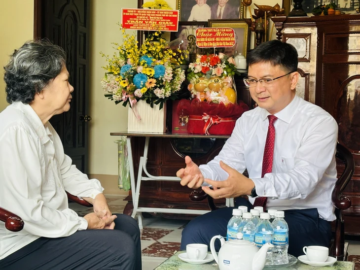 Lãnh đạo UBND TP.HCM thăm thầy Dương Ái Phương, gia đình cố GS Trần Văn Giàu nhân ngày nhà giáo- Ảnh 2. GS Trần Văn Giàu - Ảnh 3.