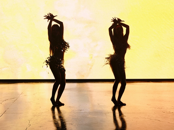 Văn Mai Hương, Chi Pu múa bụng trên nền nhạc 'Ra ngõ tụng kinh' - Ảnh 1. Văn Mai Hương - Ảnh 4.