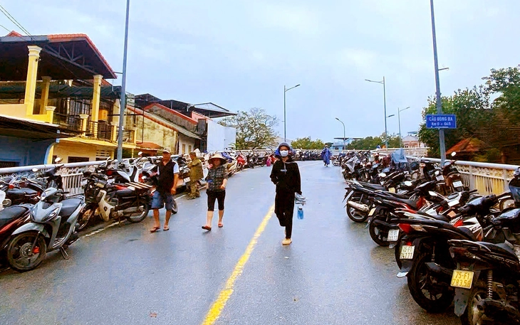 100 người tìm kiếm tài xế vượt rào chắn bị lũ cuốn, nước rút lộ xe container - Ảnh 7.