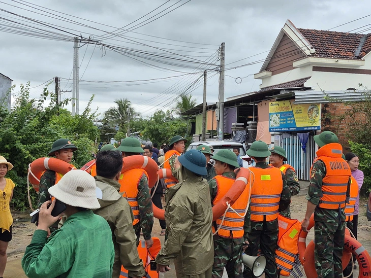 Khoảng 10 vết nứt trên núi Ngang, 59 hộ dân được cấp tốc di dời - Ảnh 3.