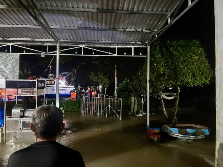 Nhiều khu vực của Phú Yên cũ lại gặp lũ lụt lớn, nước cuốn trôi cả xe khách đang dừng - Ảnh 5.