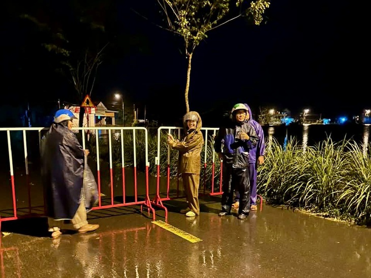 Nhiều khu vực của Phú Yên cũ lại gặp lũ lụt lớn, nước cuốn trôi cả xe khách đang dừng - Ảnh 4.