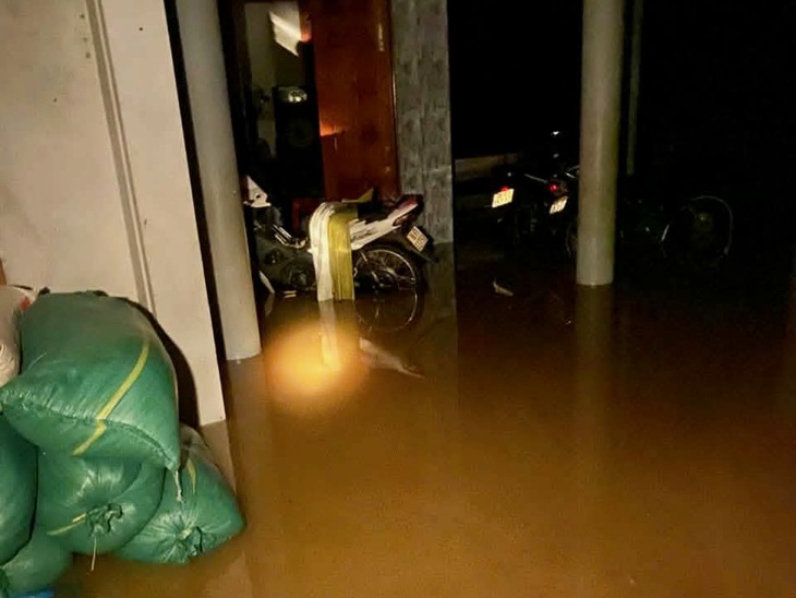 Nhiều khu vực của Phú Yên cũ lại gặp lũ lụt lớn, nước cuốn trôi cả xe khách đang dừng - Ảnh 3.