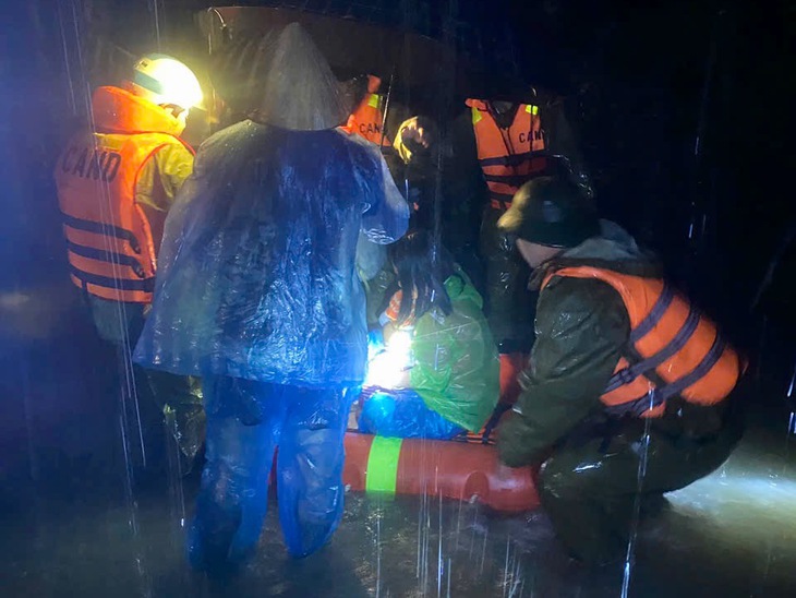 Nhiều khu vực của Phú Yên cũ lại gặp lũ lụt lớn, nước cuốn trôi cả xe khách đang dừng - Ảnh 2.